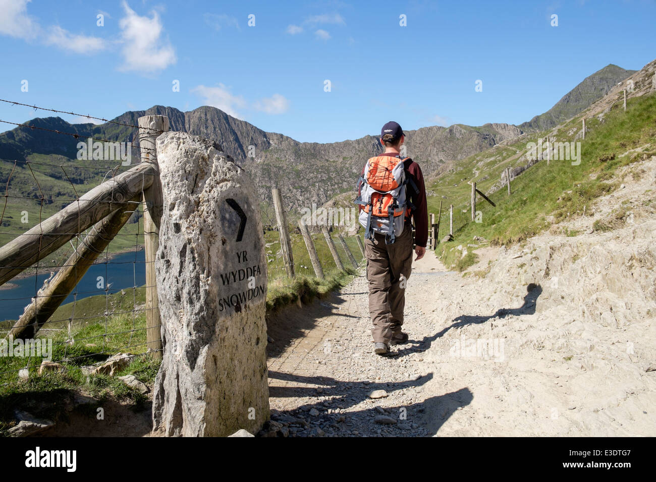 Walker par direction sur Pyg Piste à y Bwlch Moch à marcher en direction de Mt Snowdon dans les montagnes. Le Nord du Pays de Galles Snowdonia UK Grande-Bretagne Banque D'Images