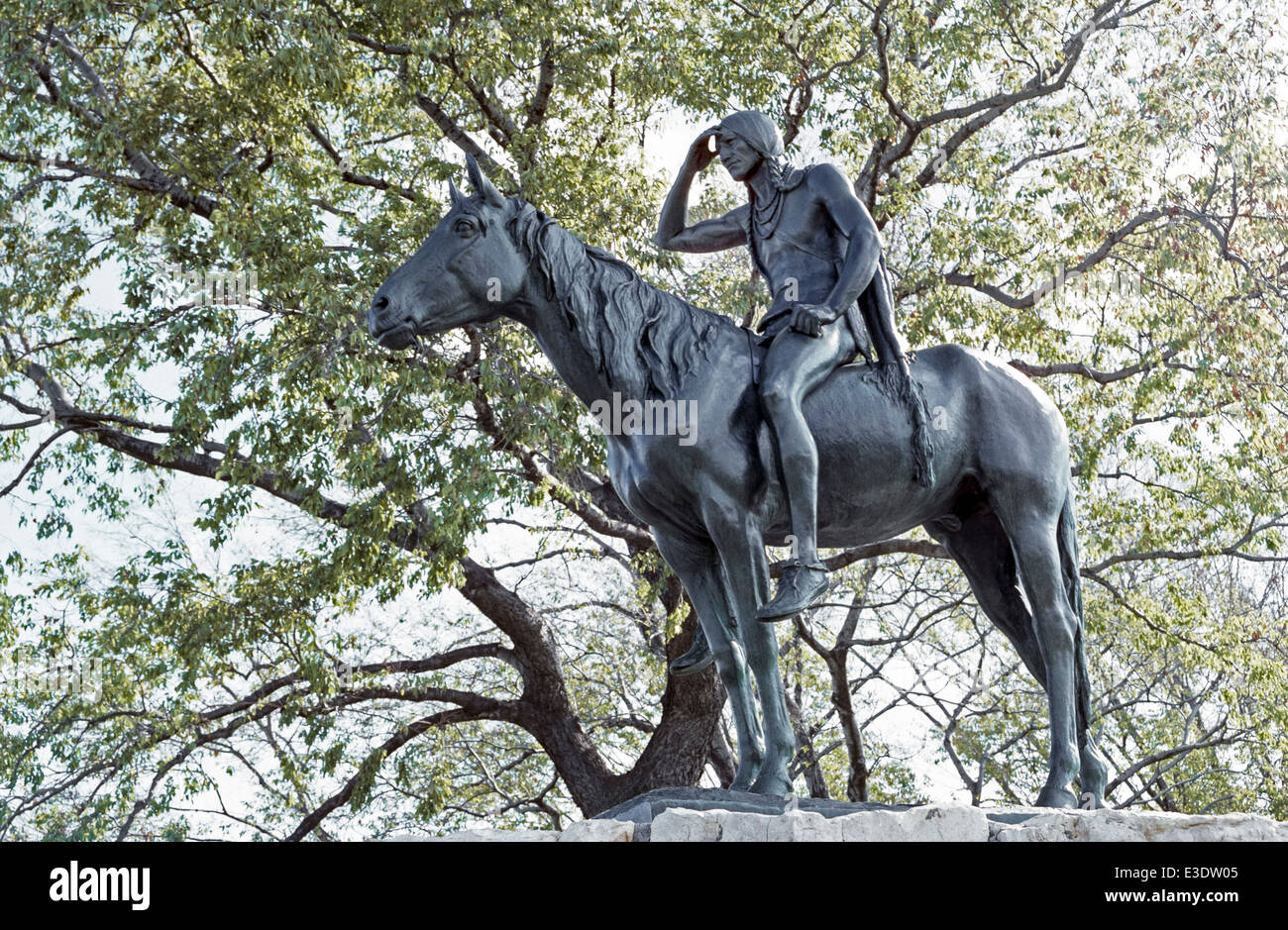 Le fameux 10-foot-tall statue en bronze d'un Indien Sioux à cheval, "le Scout," peut être vu dans la région de Penn Valley Park à Kansas City, Missouri, USA. Banque D'Images