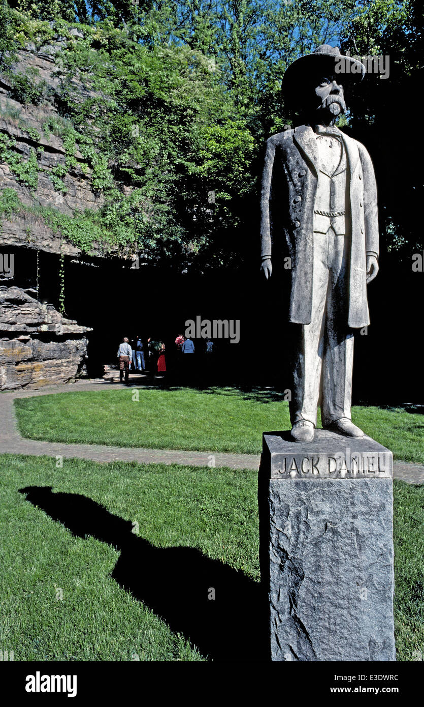 Une statue du célèbre fabricant de whiskey Jack Daniel se tenait près de la source d'eau de source pour son straight bourbon à son homonyme distillery en Arizona, USA. Banque D'Images