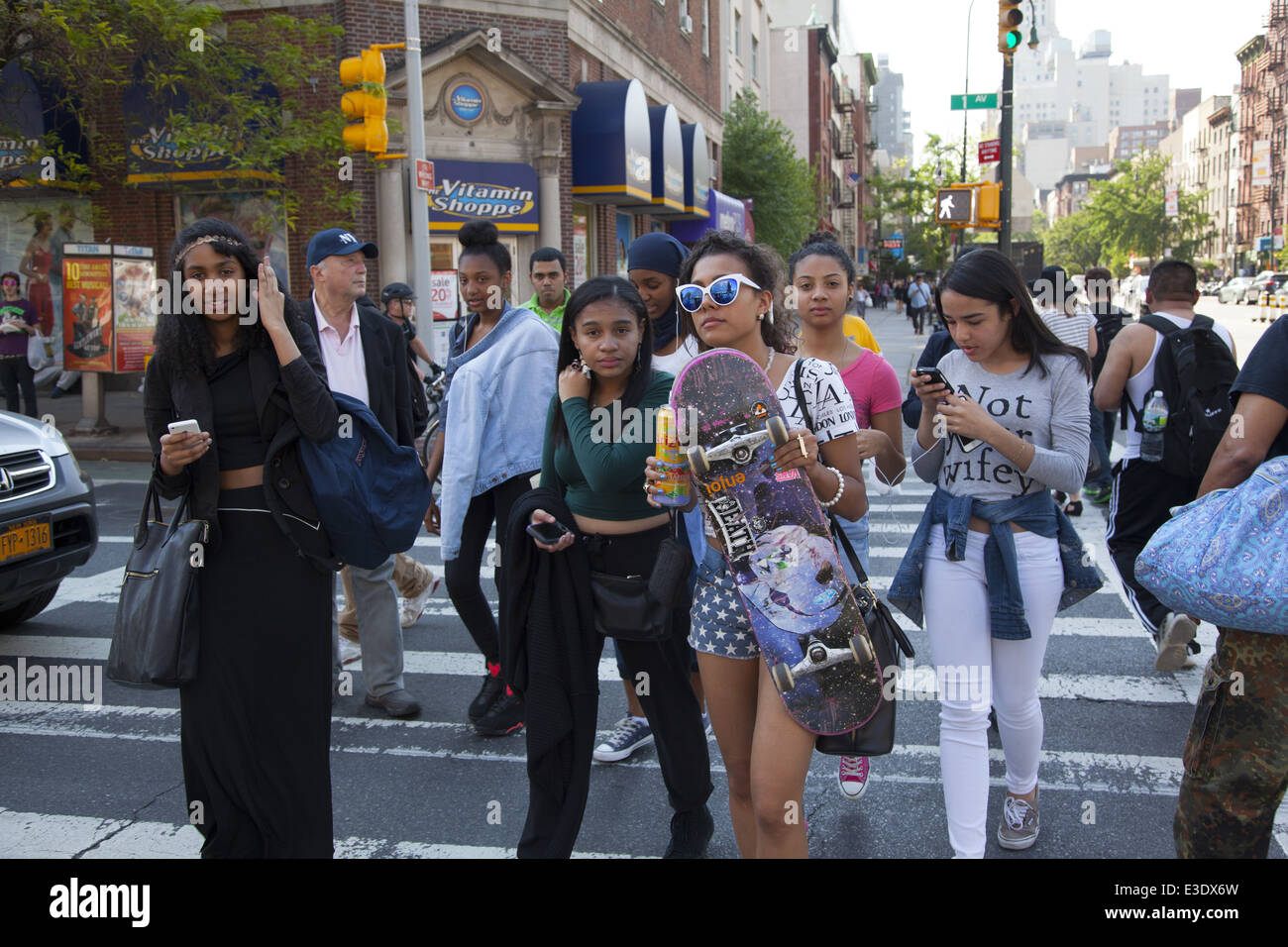 Les filles de l'adolescence croix de 1ère ave le long de la 14e Rue après l'école à Manhattan, New York. Banque D'Images