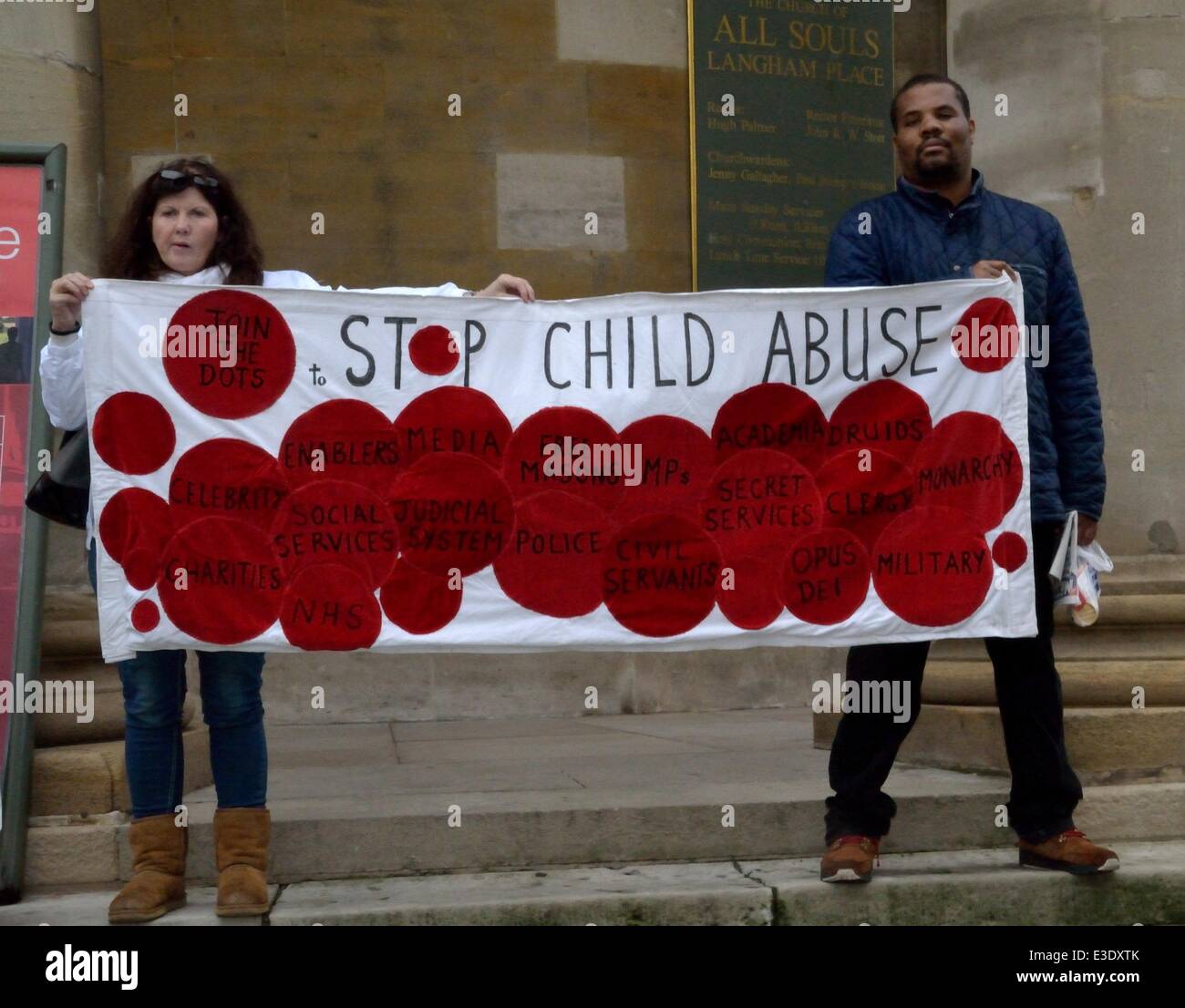 "Relie les points" manifestants tenir un 'Stop à la violence' manifestation à l'avant de la BBC : bâtiment d'Atmosphère Où : London, Royaume-Uni Quand : 14 Oct 2013 Banque D'Images