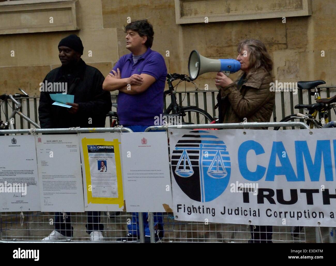 "Relie les points" manifestants tenir un 'Stop à la violence' manifestation à l'avant de la BBC : bâtiment d'Atmosphère Où : London, Royaume-Uni Quand : 14 Oct 2013 Banque D'Images