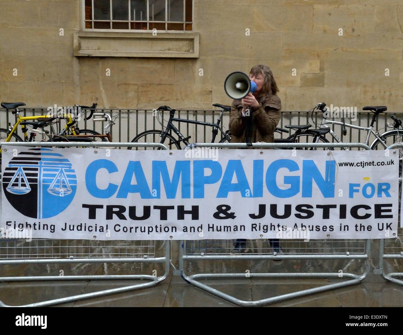 "Relie les points" manifestants tenir un 'Stop à la violence' manifestation à l'avant de la BBC : bâtiment d'Atmosphère Où : London, Royaume-Uni Quand : 14 Oct 2013 Banque D'Images