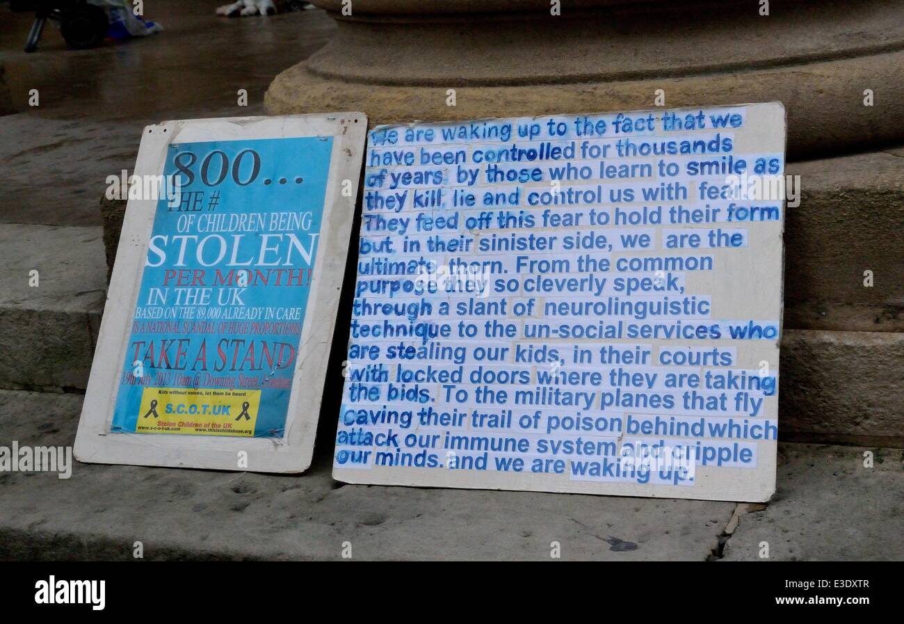"Relie les points" manifestants tenir un 'Stop à la violence' manifestation à l'avant de la BBC : bâtiment d'Atmosphère Où : London, Royaume-Uni Quand : 14 Oct 2013 Banque D'Images