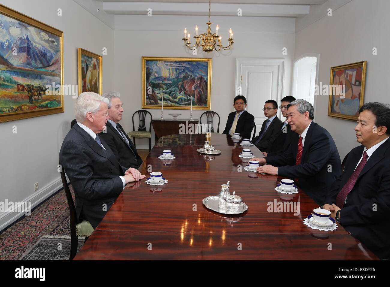 (140624) -- REYKJAVIK, 24 juin 2014 (Xinhua) -- Li Congjun (2e R), Président de l'agence de presse Xinhua, rencontre le président de l'Islande Olafur Ragnar Grimsson à Reykjavik, capitale de l'Islande, le 23 juin 2014. Une délégation de l'agence de presse Xinhua dirigée par Li Congjun a effectué une visite en Islande du 22 au 24 juin. (Xinhua/Xu Jiren) Banque D'Images