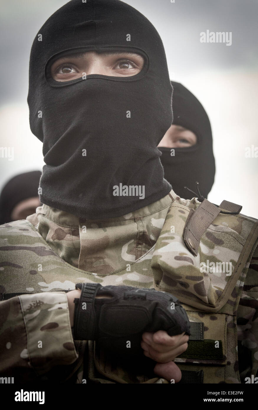 Kiev, Ukraine. 23 Juin, 2014. Combattants du bataillon ukrainien Azov prier près de monument de Bohdan Khmelnytsky avant qu'ils ont été envoyés sur un théâtre d'ATO, au moins 600 nouvelles recrues volontaires de l'armée du bataillon '' Azov, majorité représente la région de l'est le Donbass, de l'Ukraine, qui prendra part à l'opération militaire contre les militants armés pro-russes dans l'Est du pays et aider à mettre fin à l'insurrection. Credit : Sergii Kharchenko/Pacific Press/Alamy Live News Banque D'Images