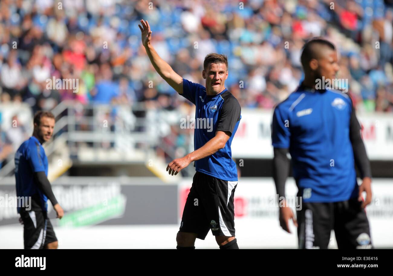 Paderborn, Allemagne. 23 Juin, 2014. SC Paderborn's nouvelle acquisition Stefan Krutschke (C) soulève un bras comme il se tient entre ses coéquipiers Alban Meha (L) et Elias Kachunga lors d'une séance de formation à l'Arène de Benteler à Paderborn, Allemagne, 23 juin 2014. L'équipe qui a été promu à la première ligue pour la saison à venir ont effectué leur premier entraînement d'avant-saison. Photo : OLIVER KRATO/DPA/Alamy Live News Banque D'Images