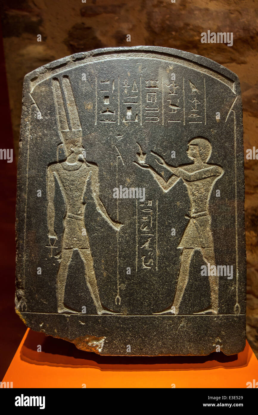 Le Padichahededet stèle montrant les hiéroglyphes égyptiens et le dieu Amon datant de la 26e dynastie Banque D'Images