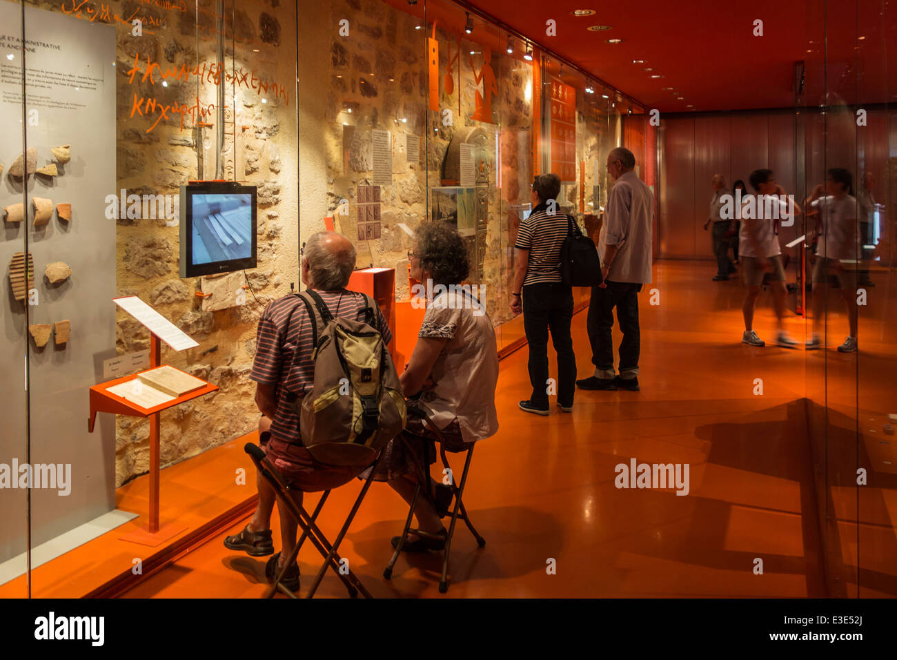 Les touristes visitant le musée Musée Champollion à propos de l'histoire de l'écriture à Figeac, Lot, Midi-Pyrénées, France Banque D'Images