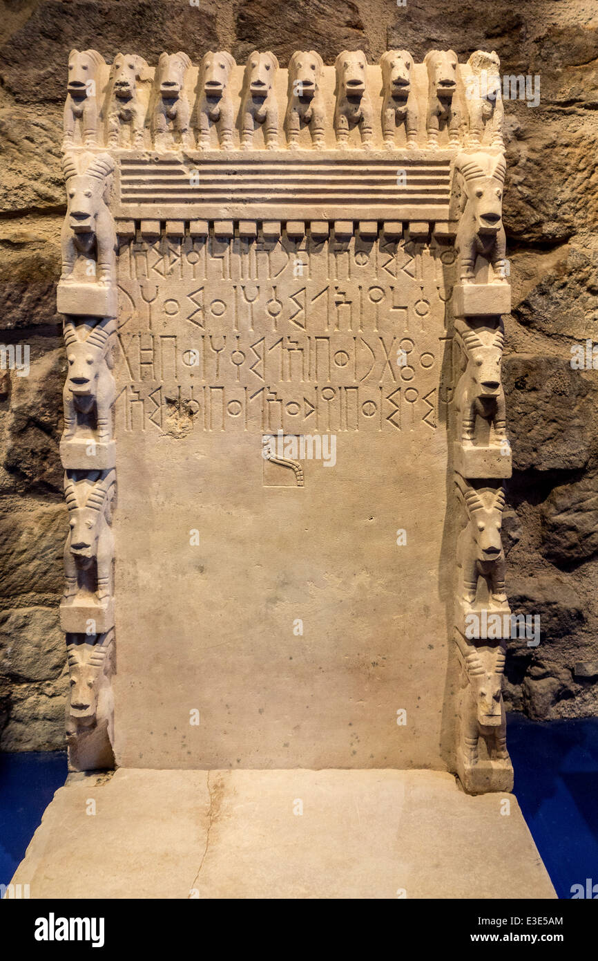 Cette stèle est dédiée à Almaqah / Ilmuqah du temple Awwam près de Ma'rib au Yémen, montrant les inscriptions de Saba Banque D'Images