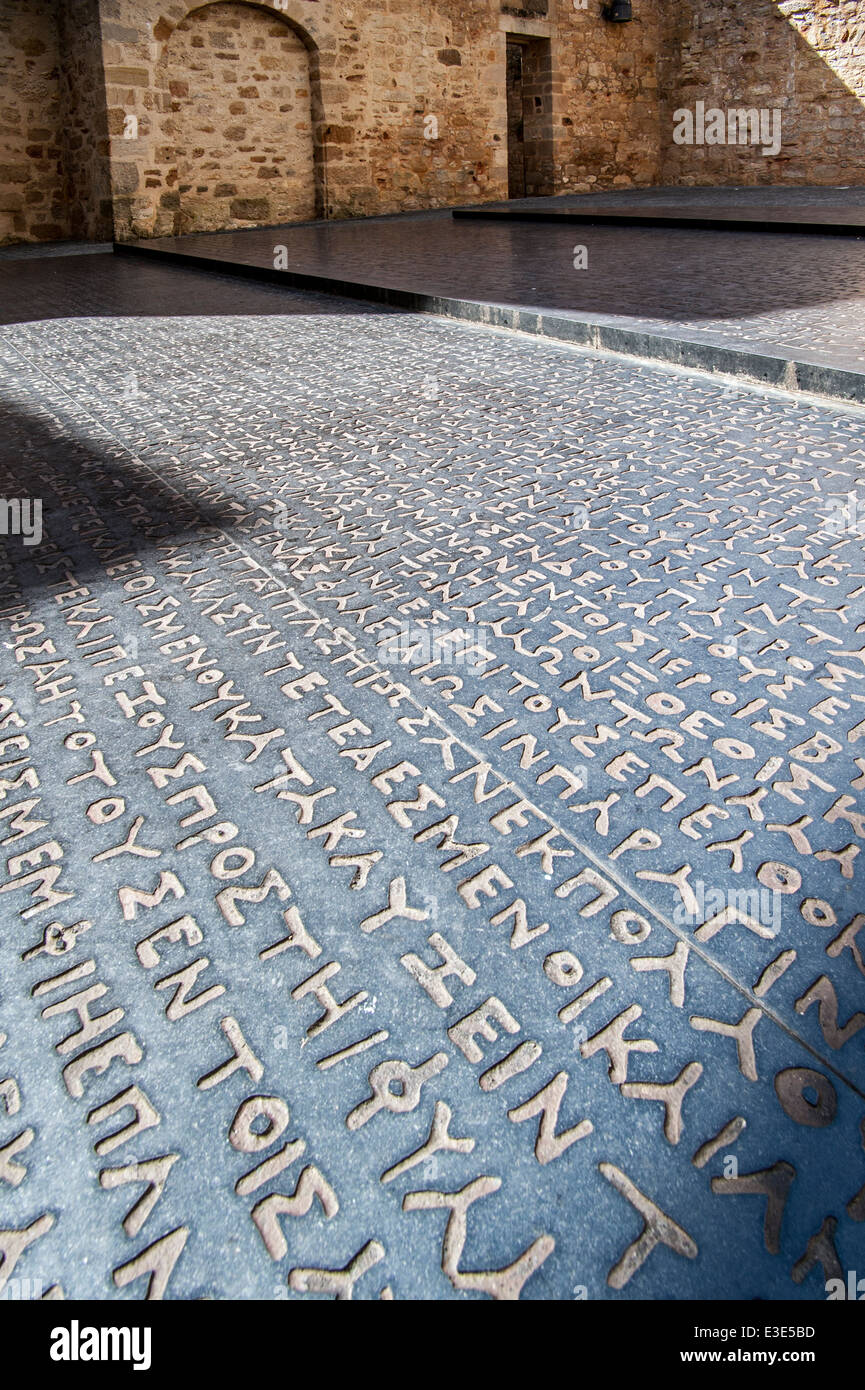 Réplique de la pierre de Rosette qui a permis à Jean-François Champollion de déchiffrer les hiéroglyphes égyptiens, Figeac, Lot, France Banque D'Images