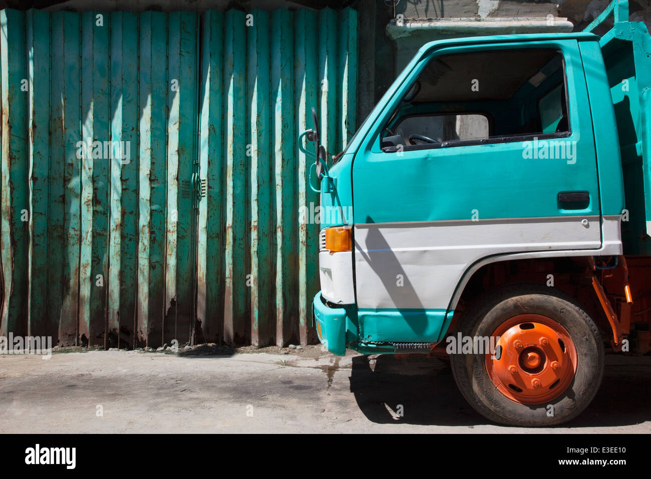 Camion vert et porte de garage, Vigan, Ilocos Sur, le nord de Luzon, aux Philippines. Banque D'Images