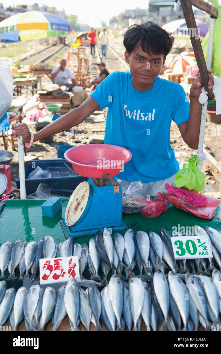 La vente du poisson ; garçon ; marché de Parañaque Paranaque : Manille, Philippines Banque D'Images