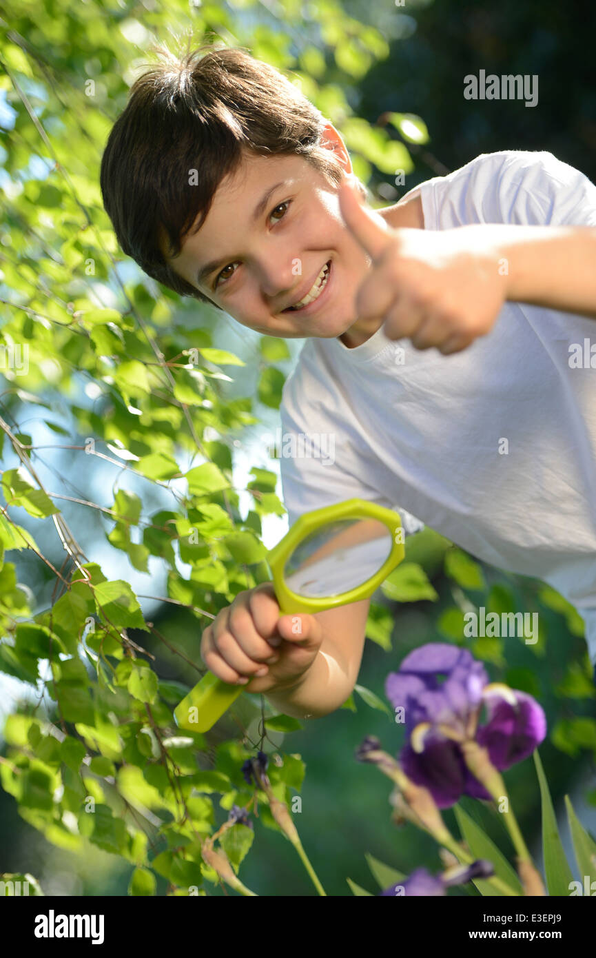 Jeune garçon heureux -Explorer la Nature Banque D'Images