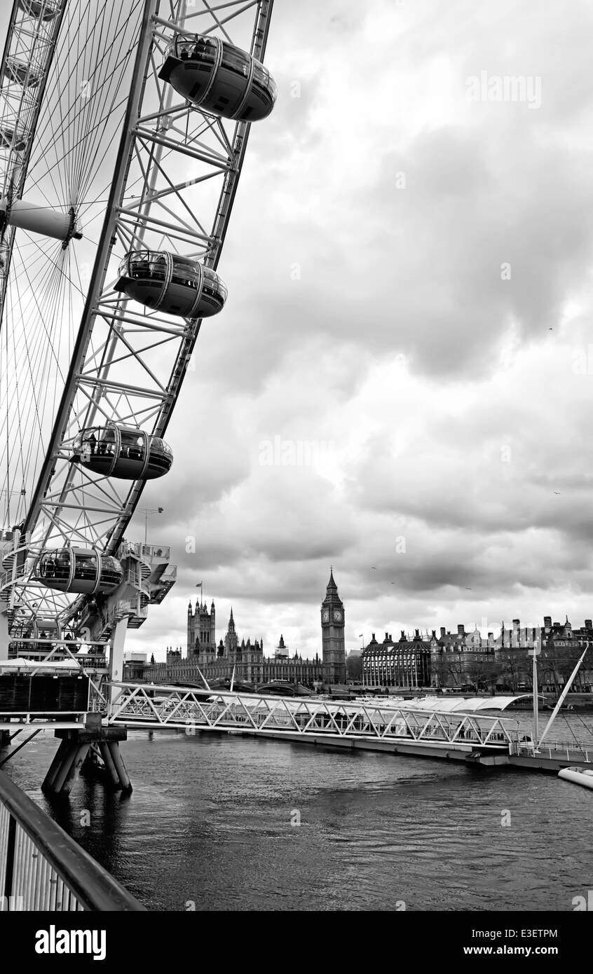 Le London Eye est une grande roue sur la rive sud de la Tamise à Londres, également connu sous le nom de la roue du millénaire Banque D'Images