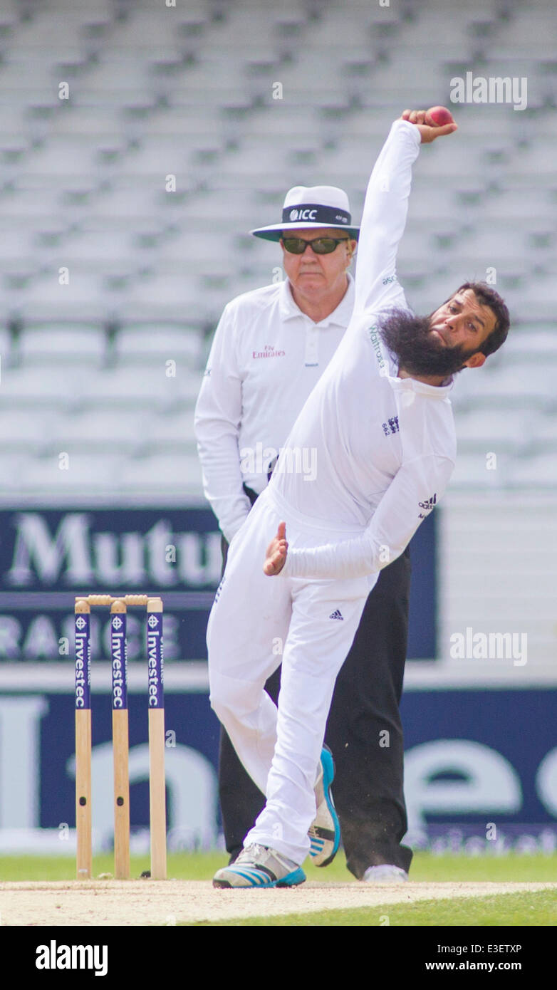 Leeds, UK. 23 Juin, 2014. Moeen Ali d'Angleterre bowling comme juge-arbitre Steve Davis regarde sur lors de la 2e Test Match Investec jour 4 entre l'Angleterre et le Sri Lanka à Headingley Cricket Ground, le 23 juin 2014 à Leeds, Angleterre. Credit : Mitchell Gunn/ESPA/Alamy Live News Banque D'Images