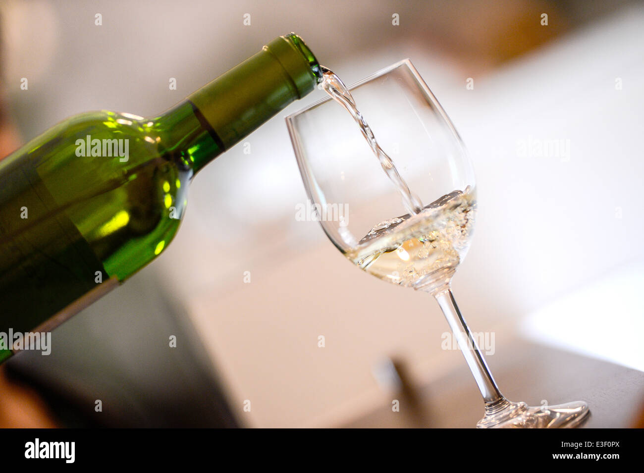 Tasting-White verser dans un verre de vin Banque D'Images