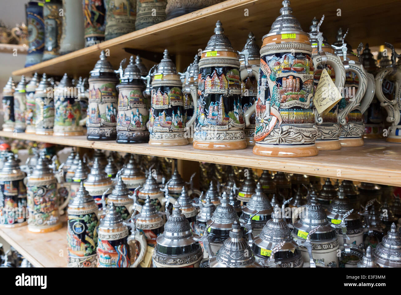 Steins allemands de bière traditionnelle dans un magasin à la Forêt-Noire, Allemagne Banque D'Images