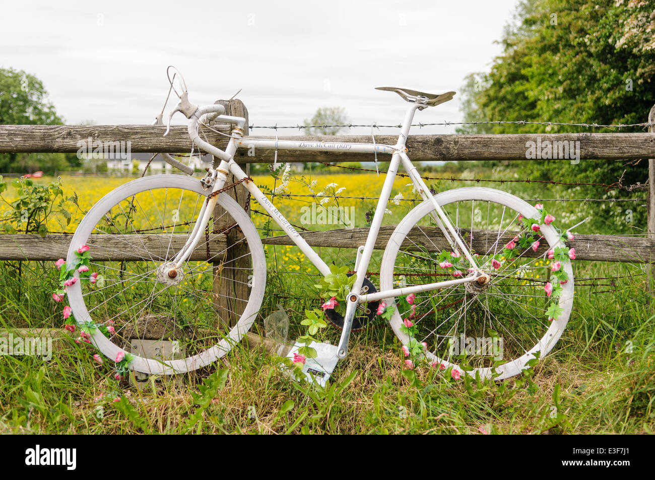 'Vélo' sur une route rurale en hommage à un cycliste tué dans un accident de la circulation. Banque D'Images