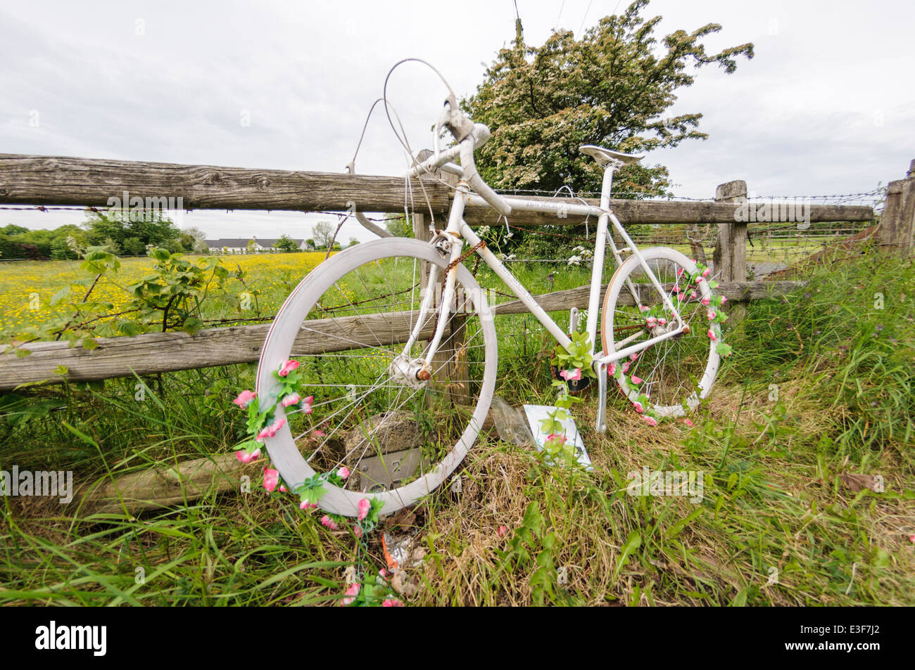 'Vélo' sur une route rurale en hommage à un cycliste tué dans un accident de la circulation. Banque D'Images