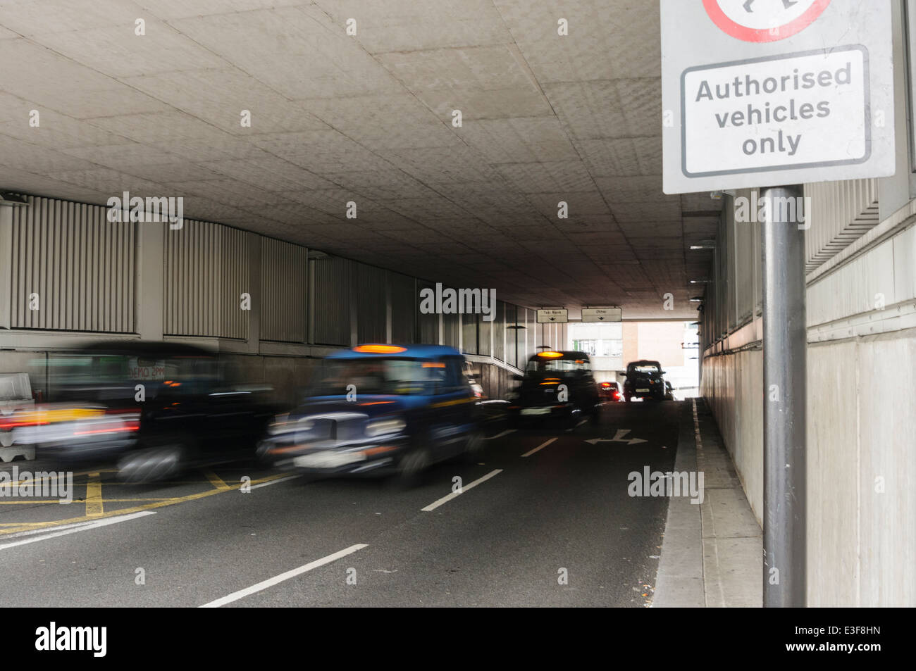 Les taxis en voiture en pleine vitesse dans un tunnel à Paddington, Londres Banque D'Images