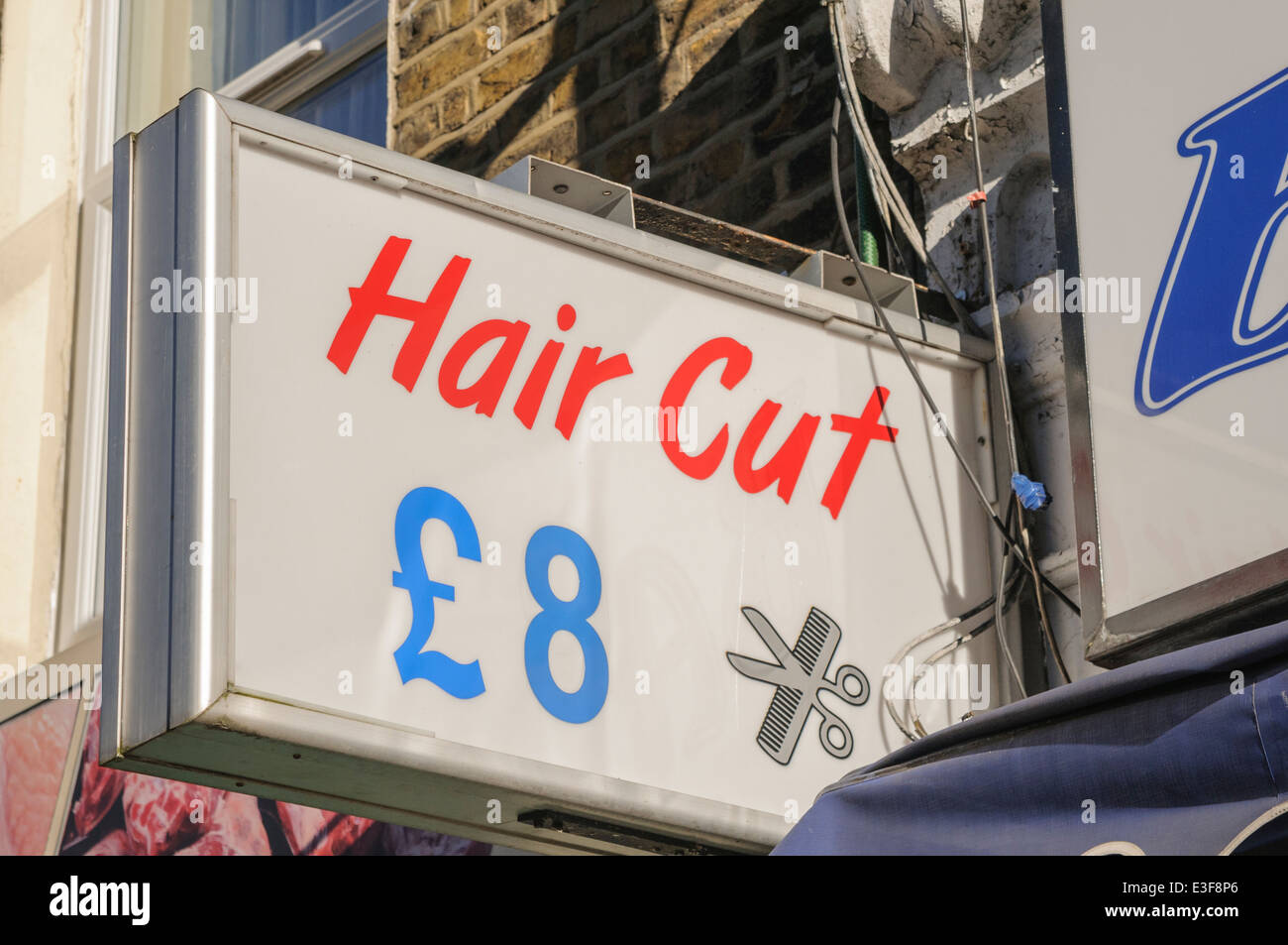 Inscrivez-vous à un salon de coiffure, coupe de cheveux de publicité pour €8 Banque D'Images