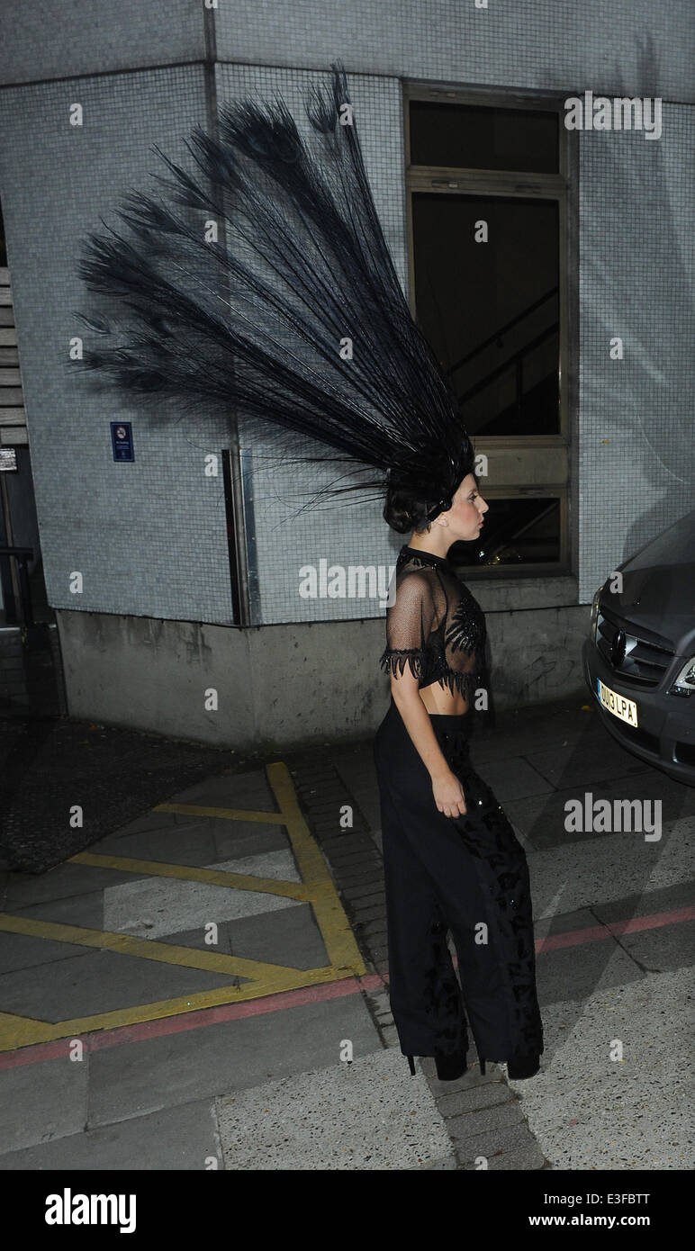 Lady Gaga Chapeau de plume de paon laissant ITV studios après le tournage l'Graham Norton Show. En vedette : Lady Gaga Où : London, Royaume-Uni Quand : 29 Oct 2013 Banque D'Images