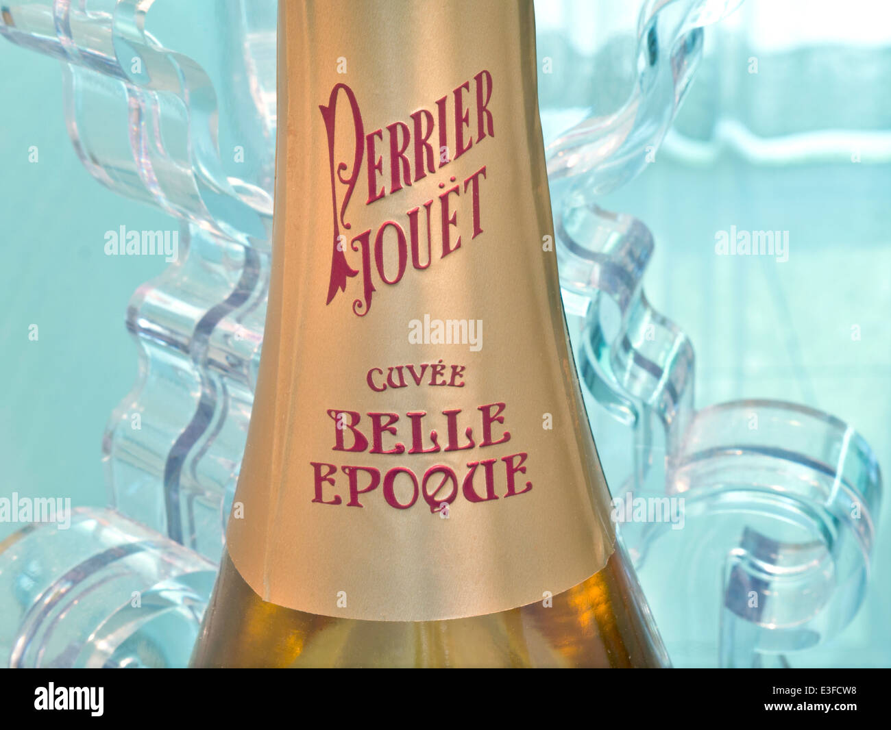 Belle EPOQUE Perrier Jouet coupe Belle Epoque bouteille de champagne de luxe dans un cadre raffiné au bar à manger Banque D'Images