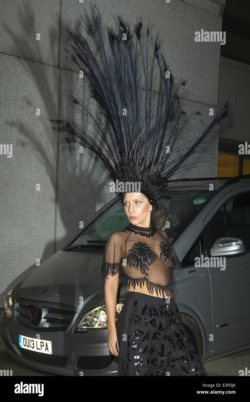 Lady Gaga quitte l'ITV studios portant une large tête à plumes noir robe après être apparu sur la Graeme Norton show mettant en vedette : Lady Gaga Où : London, Royaume-Uni Quand : 29 Oct 2013 Banque D'Images