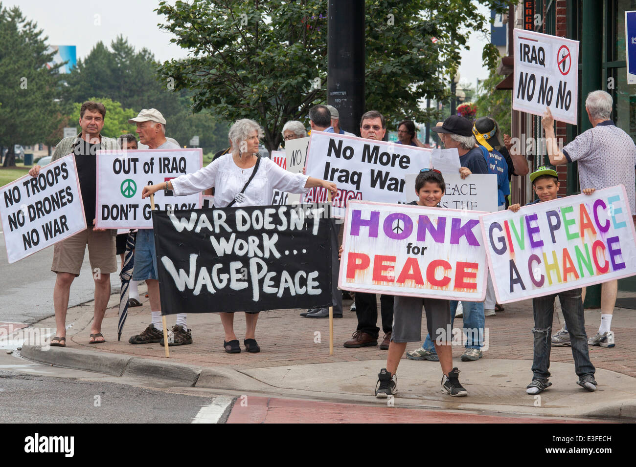 Ferndale, Michigan USA - des militants de la paix s'opposer à une nouvelle étape de l'intervention militaire américaine en Irak. Crédit : Jim West/Alamy Live News Banque D'Images