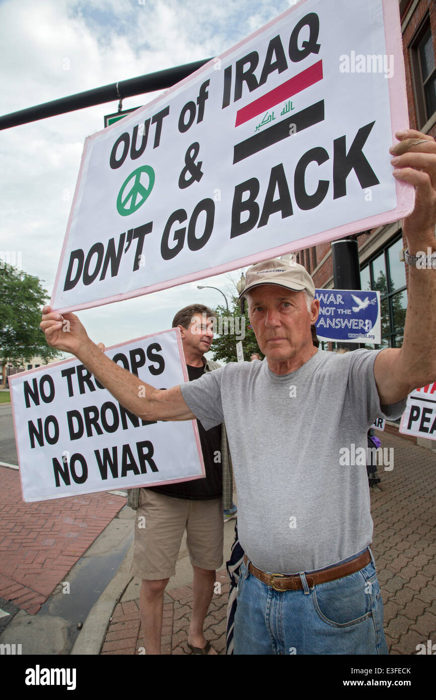 Ferndale, Michigan USA - des militants de la paix s'opposer à une nouvelle étape de l'intervention militaire américaine en Irak. Crédit : Jim West/Alamy Live News Banque D'Images