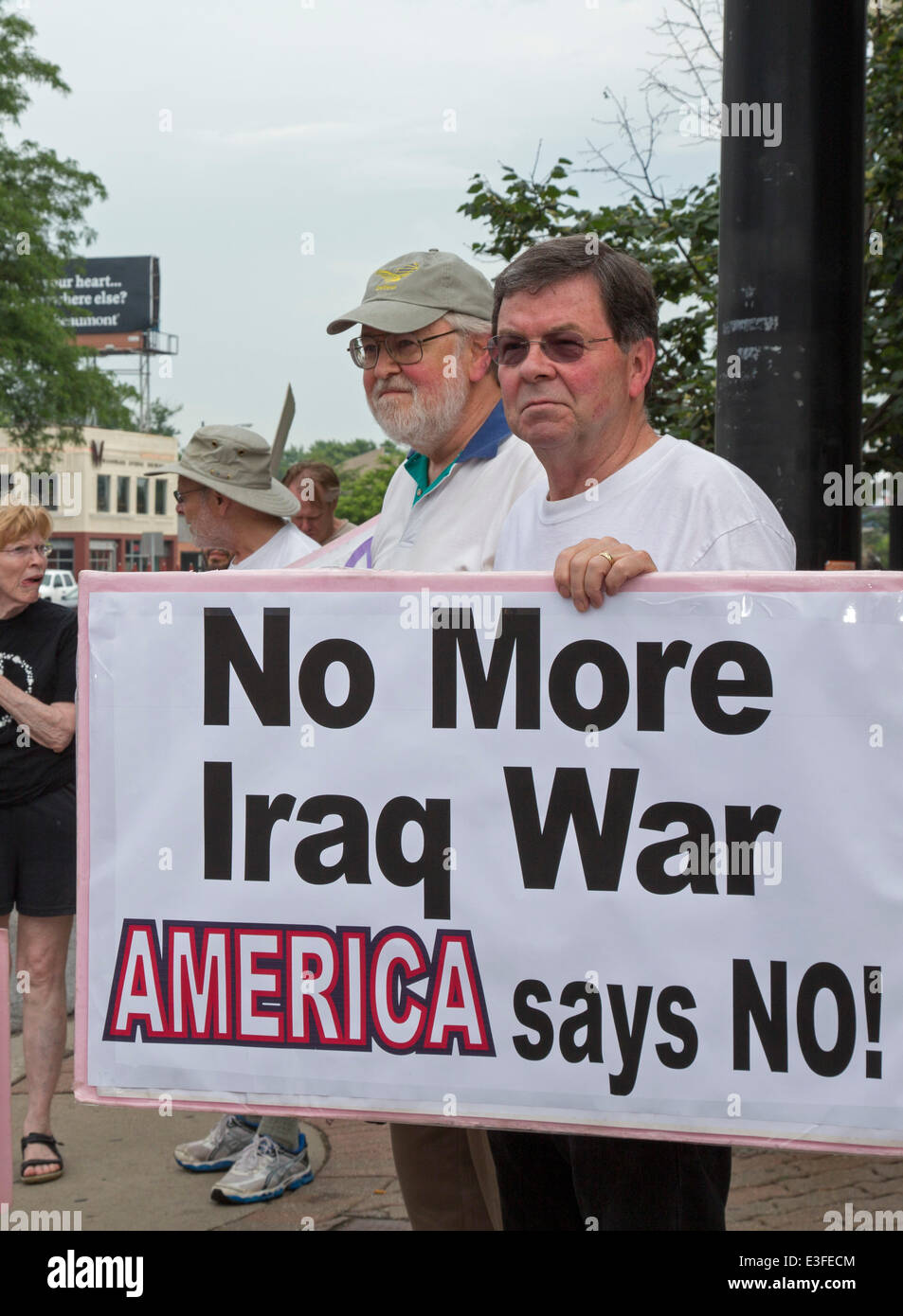 Ferndale, Michigan USA - des militants de la paix s'opposer à une nouvelle étape de l'intervention militaire américaine en Irak. Crédit : Jim West/Alamy Live News Banque D'Images