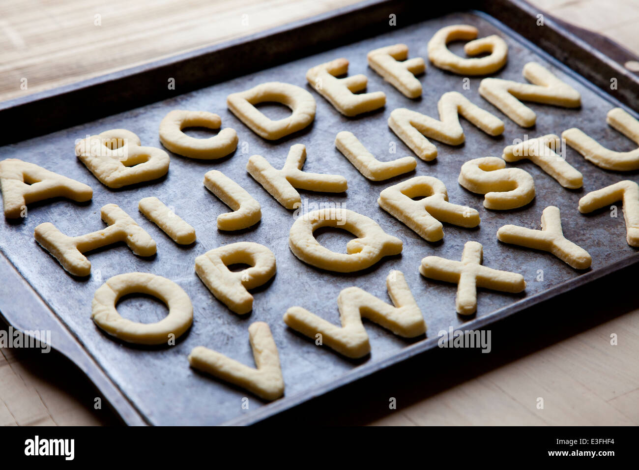 En forme de lettre Alphabet cookies sur la plaque de cuisson Banque D'Images