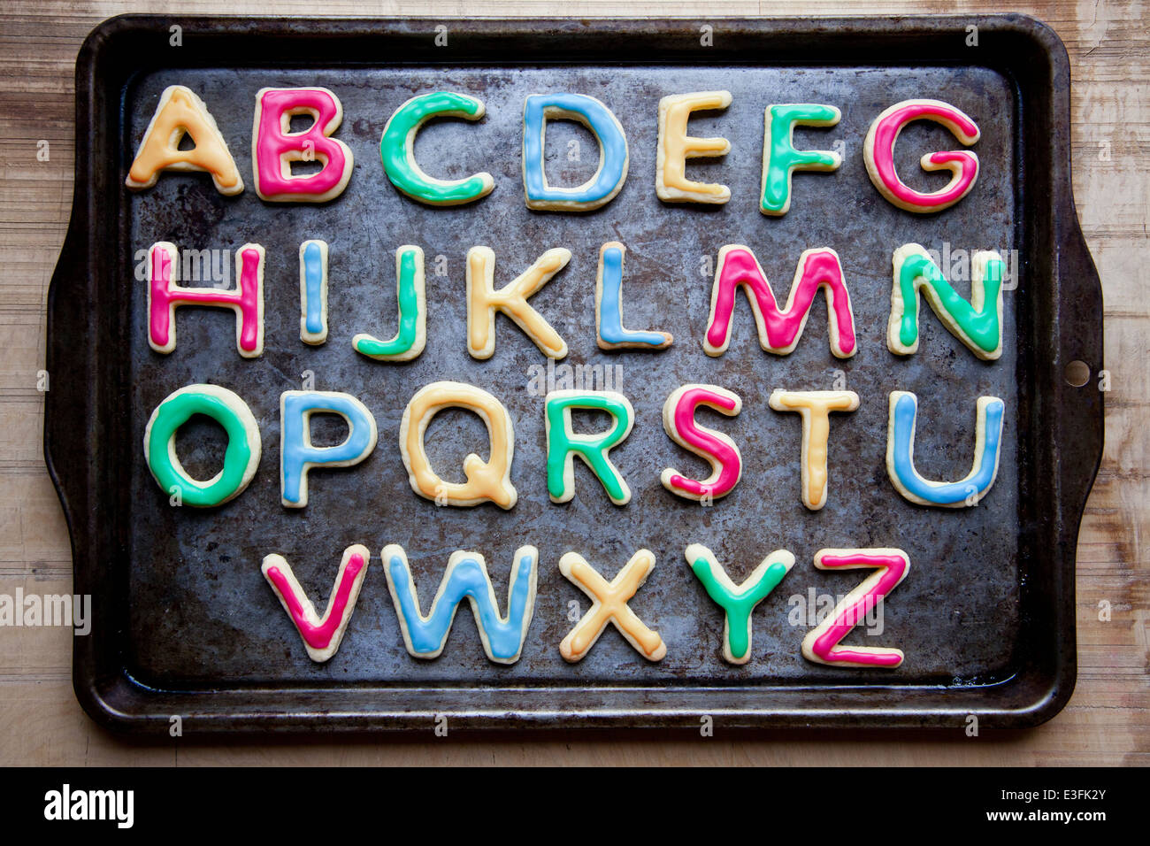Dans l'alphabet coloré décoré les cookies sur la plaque de cuisson, horizontal Banque D'Images