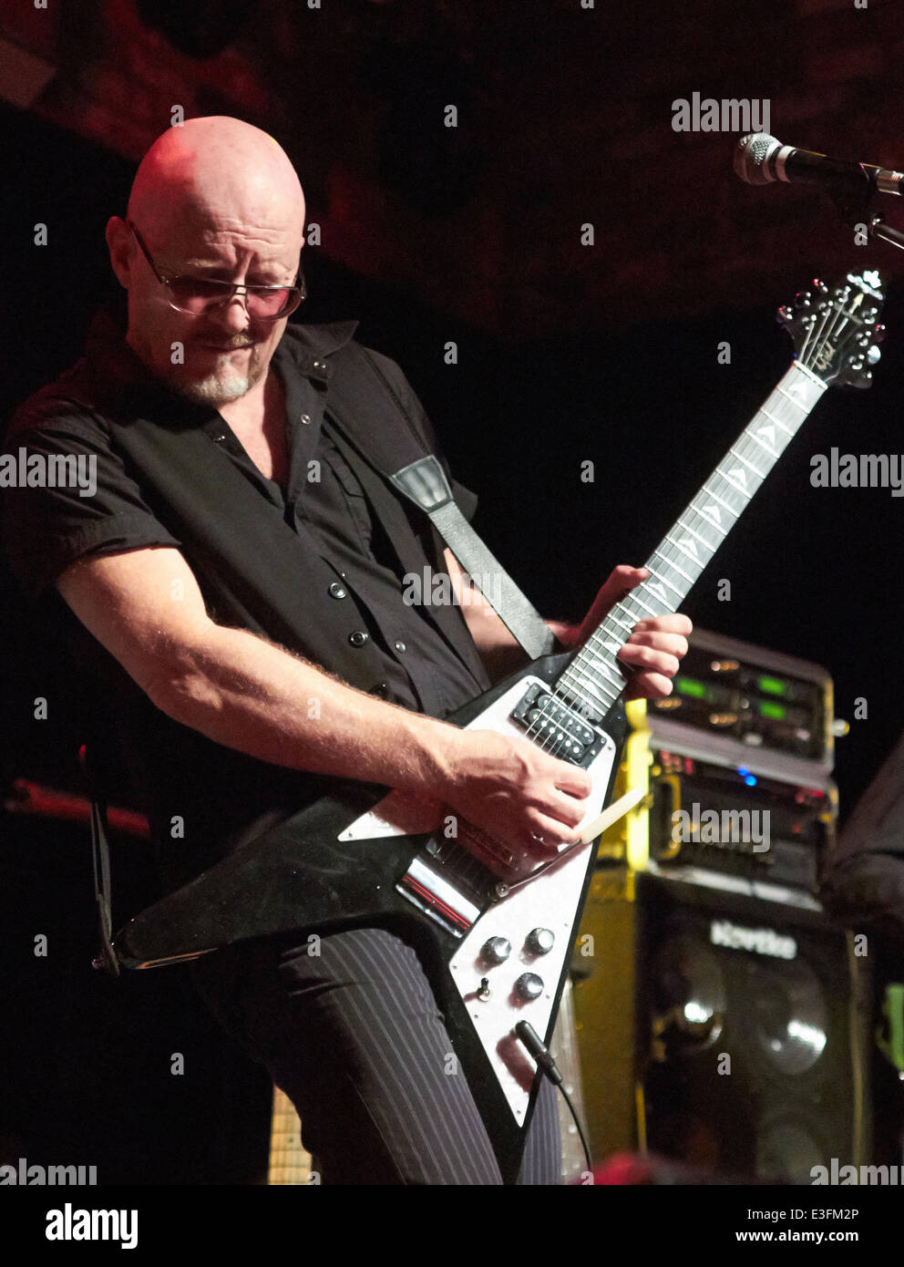 Pat McManus rejoint Wishbone Ash sur scène lors de leur concert au Brook avec : Andy Powell,Wishbone Ash Où : Southampton, Royaume-Uni Quand : 30 Oct 2013 Banque D'Images