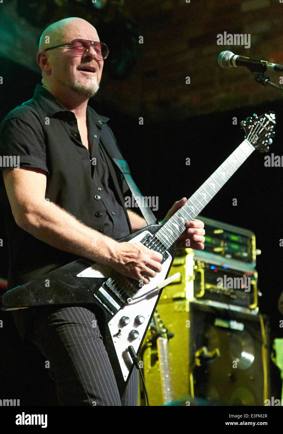 Pat McManus rejoint Wishbone Ash sur scène lors de leur concert au Brook avec : Andy Powell,Wishbone Ash Où : Southampton, Royaume-Uni Quand : 30 Oct 2013 Banque D'Images