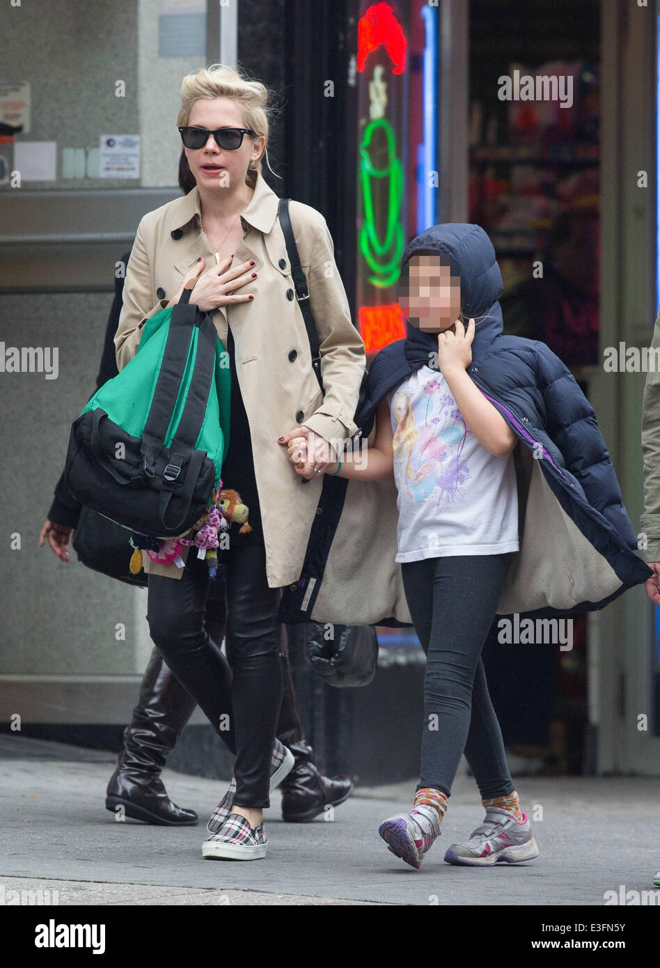 Michelle Williams dehors et environ avec sa mère, Carla et sa fille, Matilda à Brooklyn avec : Michelle Williams,Matilda Ledger Où : New York City, New York, United States Quand : 31 Oct 2013 Banque D'Images