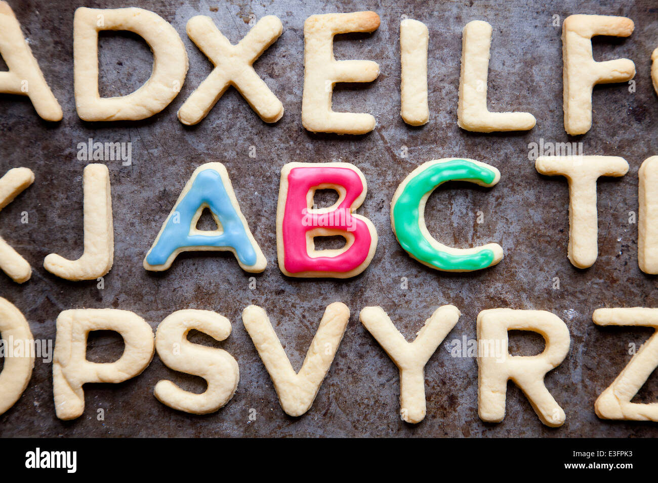 Cookies décorés ABC sur la lèchefrite, close-up Banque D'Images