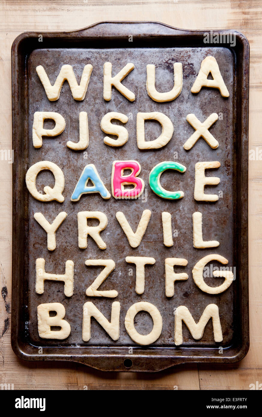 Cookies décorés ABC sur la plaque de cuisson Banque D'Images