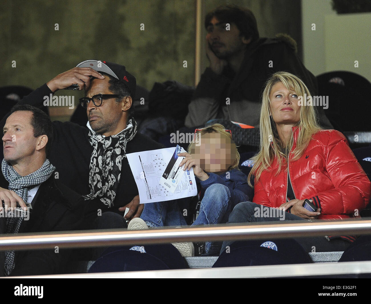 Des stars regarder Paris Saint German prendre sur S.R.C. Anderlecht dans la Ligue des Champions Groupe C match au Parc des Princes avec : Yannick Noah,Isabelle Camus Où : Paris, France Date : 05 Nov 2013 Banque D'Images