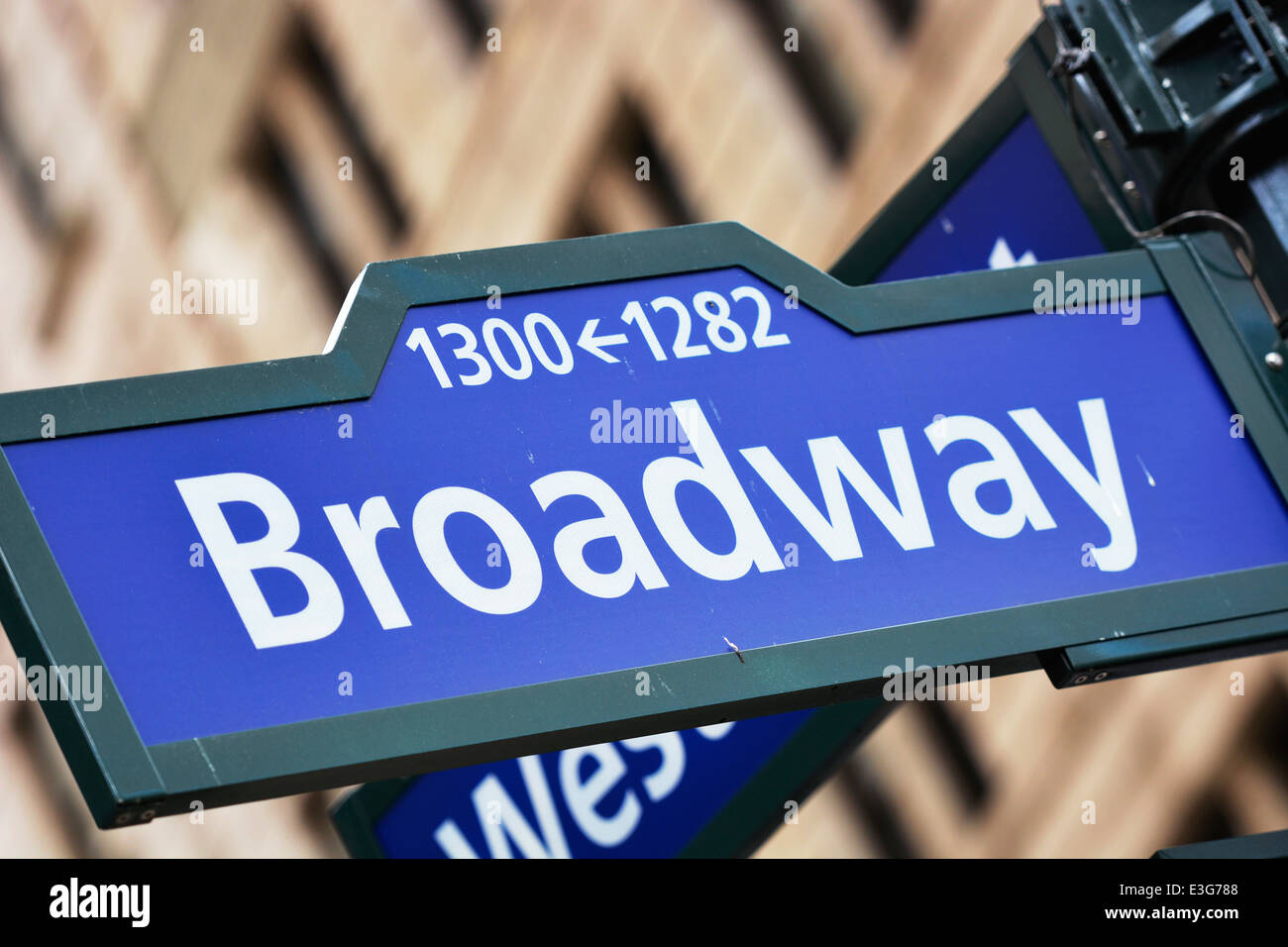 Signe de la rue Broadway, les directions Banque D'Images