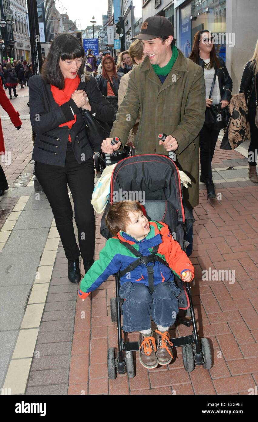 Tom Vaughan Lawlor dehors et environ avec son fils, Freddie sur Grafton Street avec : Tom Vaughan Lawlor,Freddie Lawlor Où : Dublin, Irlande Date : 08 Nov 2013 Banque D'Images