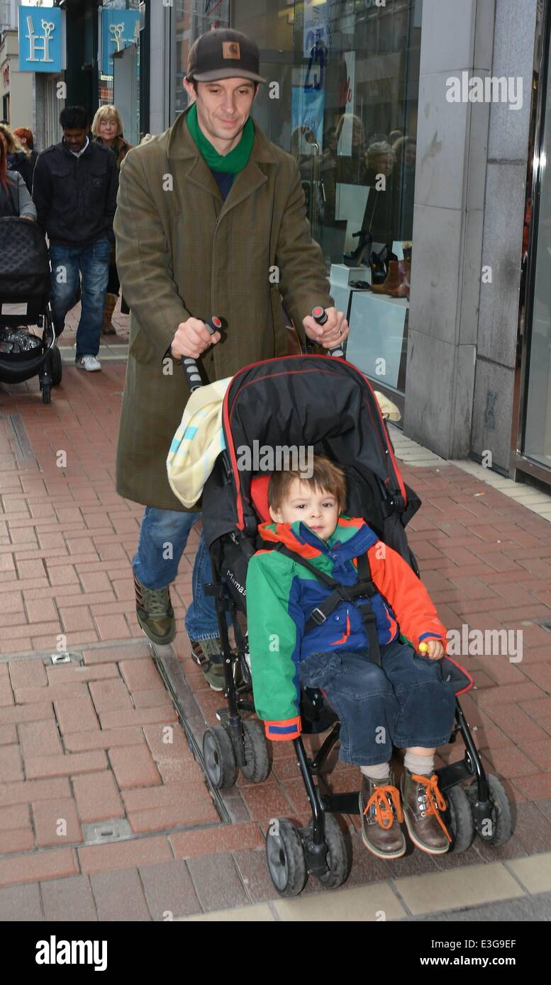 Tom Vaughan Lawlor dehors et environ avec son fils, Freddie sur Grafton Street avec : Tom Vaughan Lawlor,Freddie Lawlor Où : Dublin, Irlande Date : 08 Nov 2013 Banque D'Images