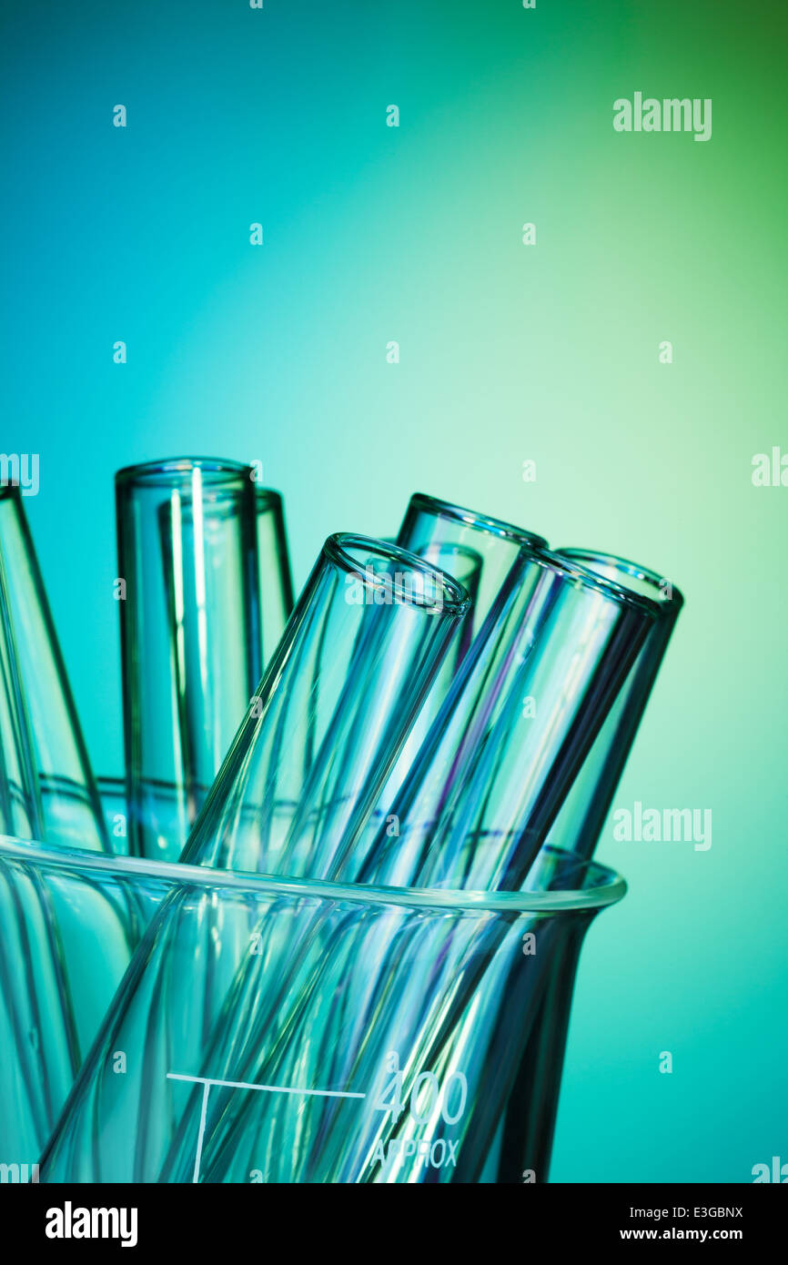 Tubes à essai en verre ensemble sur le fond bleu Banque D'Images
