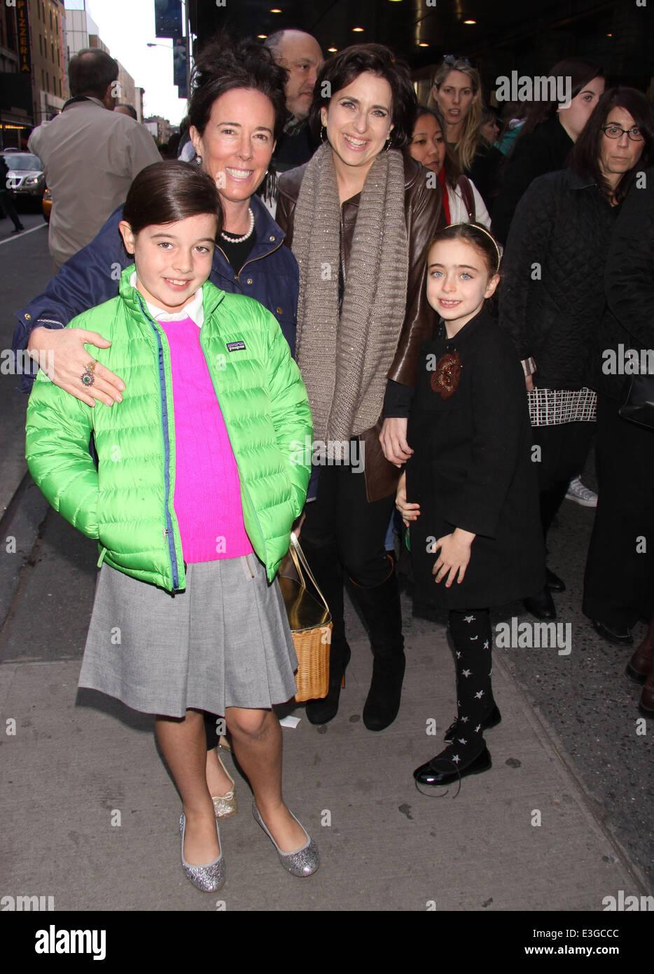 La 5000ème exécution de Broadway Mamma Mia ! Au Broadhurst Theater-Arrivals. Avec : Kate Spade Spade,Bea,Darcy Miller,Ella Nussbaum Où : New York, New York, United States Quand : 09 Nov 2013 Banque D'Images