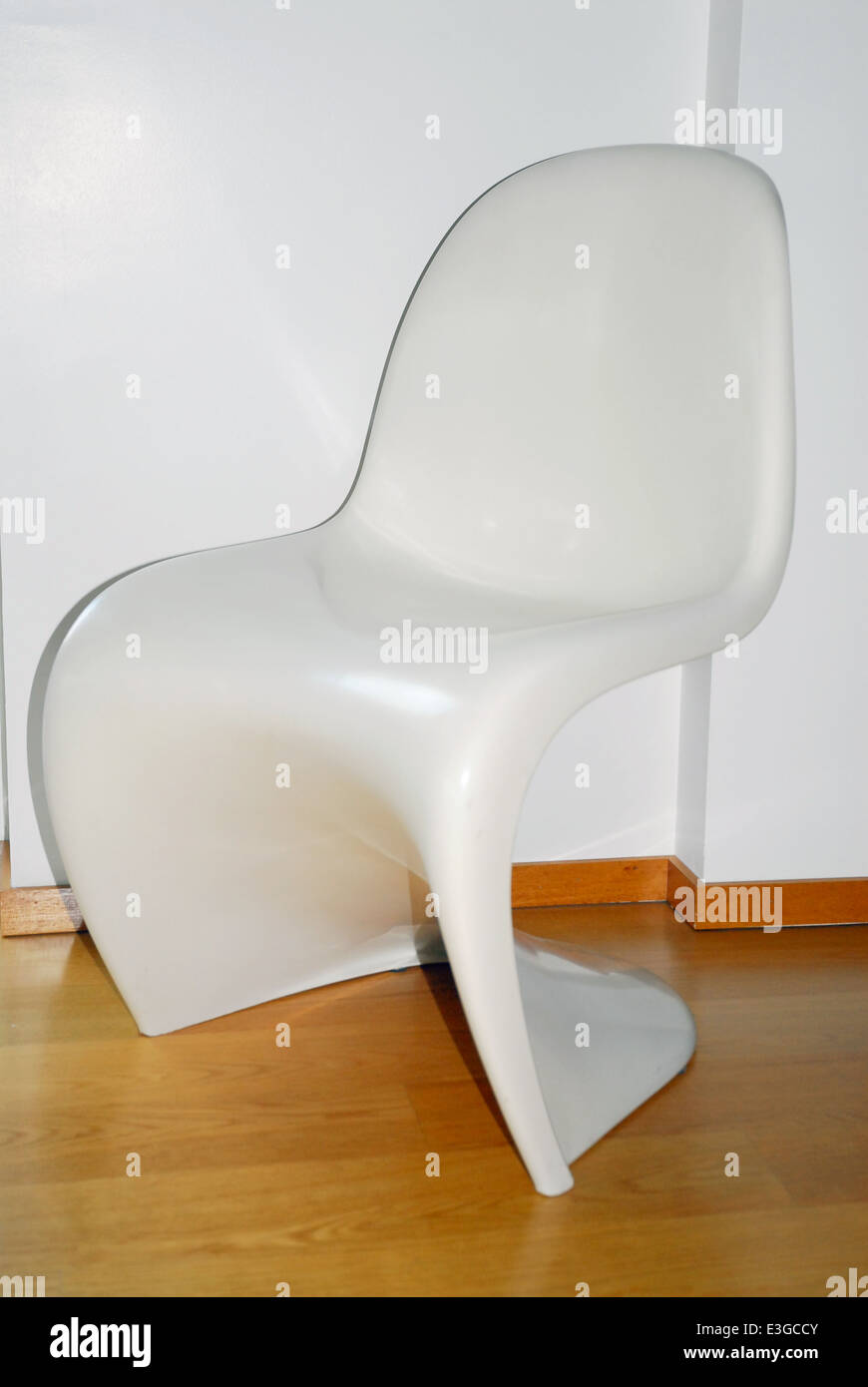 Panton Chair blanche dans une maison moderne Banque D'Images