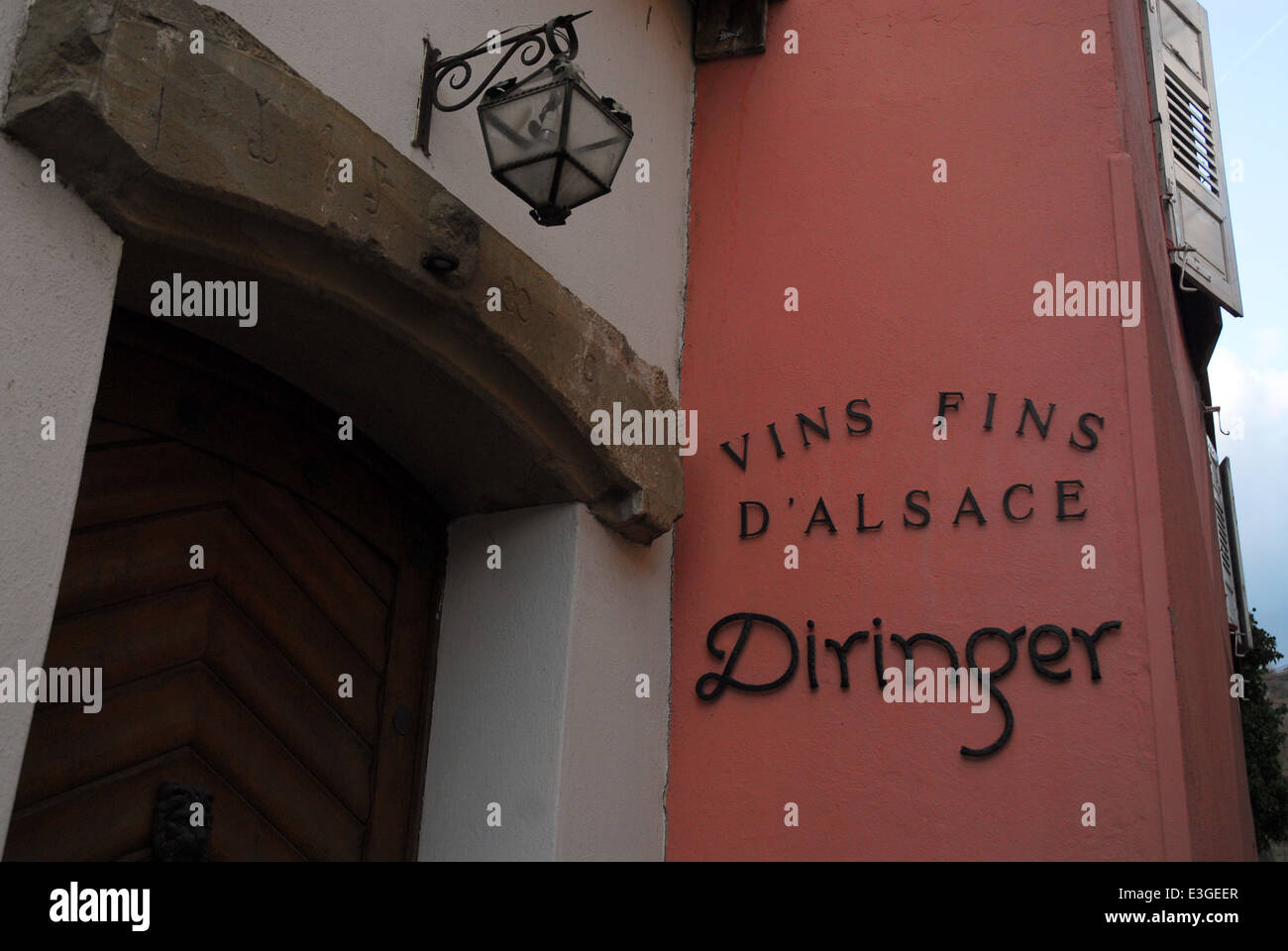 Cave à vin signe sur un mur de la maison en Alsace, France Banque D'Images