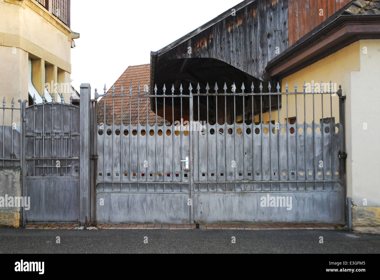 Clôture en fer forgé fermé dans une petite ville d'Alsace, France Banque D'Images