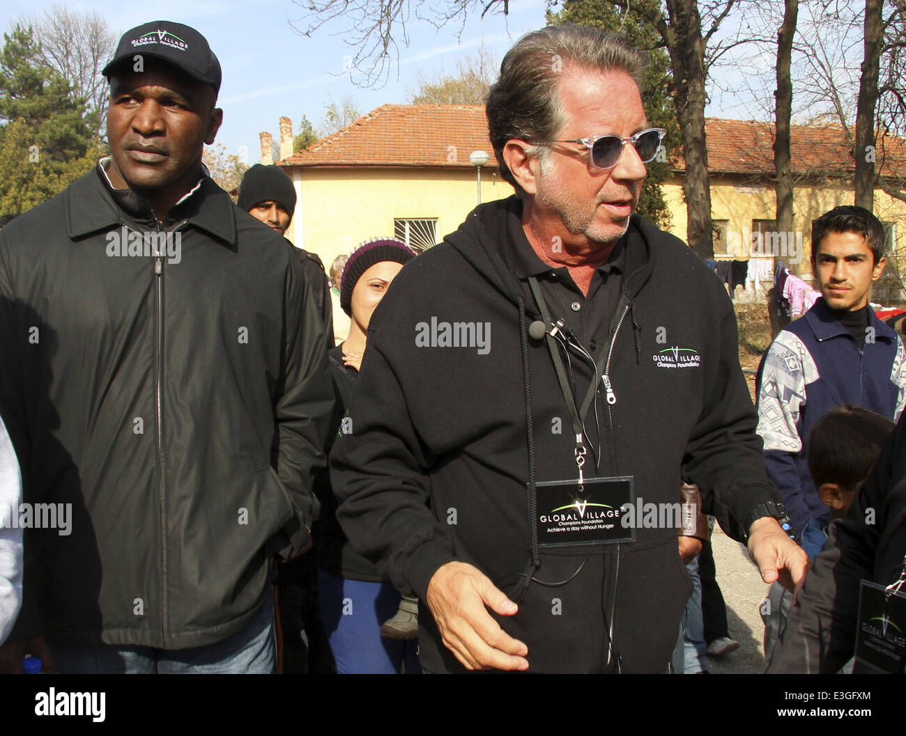 L'ancien champion de boxe poids lourds Evander Holyfield visites un camp de réfugiés avec le Village Global de la Fondation Champions dans la ville de Harmanli, au sud-est de la capitale bulgare, Sofia Avec Evander Holyfield : où : Harmanli, Bulgarie lorsque : Banque D'Images