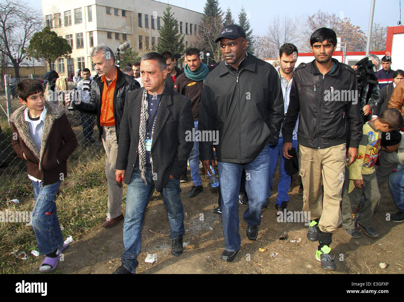 L'ancien champion de boxe poids lourds Evander Holyfield visites un camp de réfugiés avec le Village Global de la Fondation Champions dans la ville de Harmanli, au sud-est de la capitale bulgare, Sofia Avec Evander Holyfield : où : Harmanli, Bulgarie lorsque : Banque D'Images